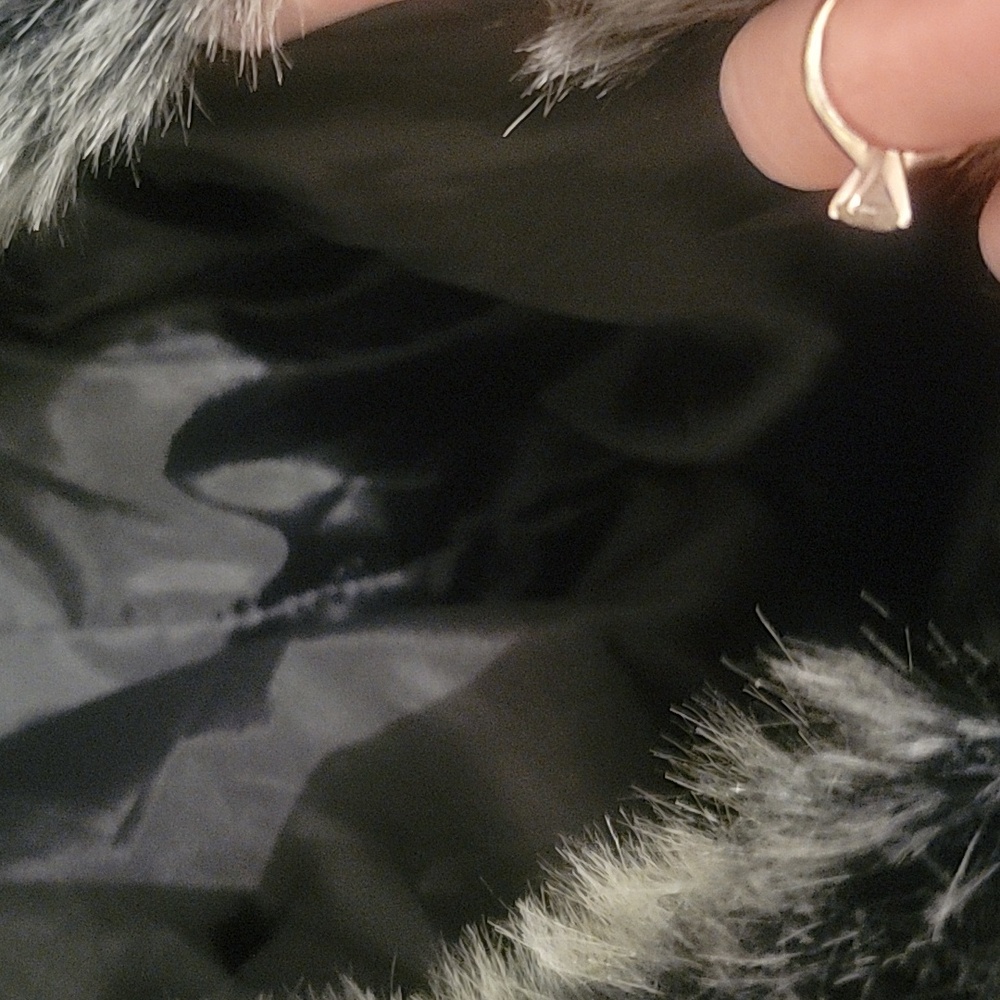Fashion Brand. Stylish Faux Fur Cropped Women's Coat- Black and Gray. Size Small - Picture 3 of 14